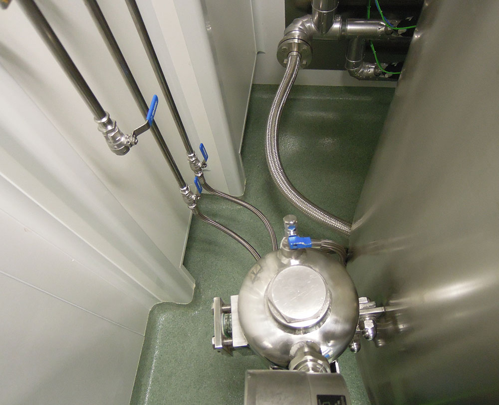 Cleanroom Utilities - Salida de condensados y entrada de agua fría a la camisa de un reactor